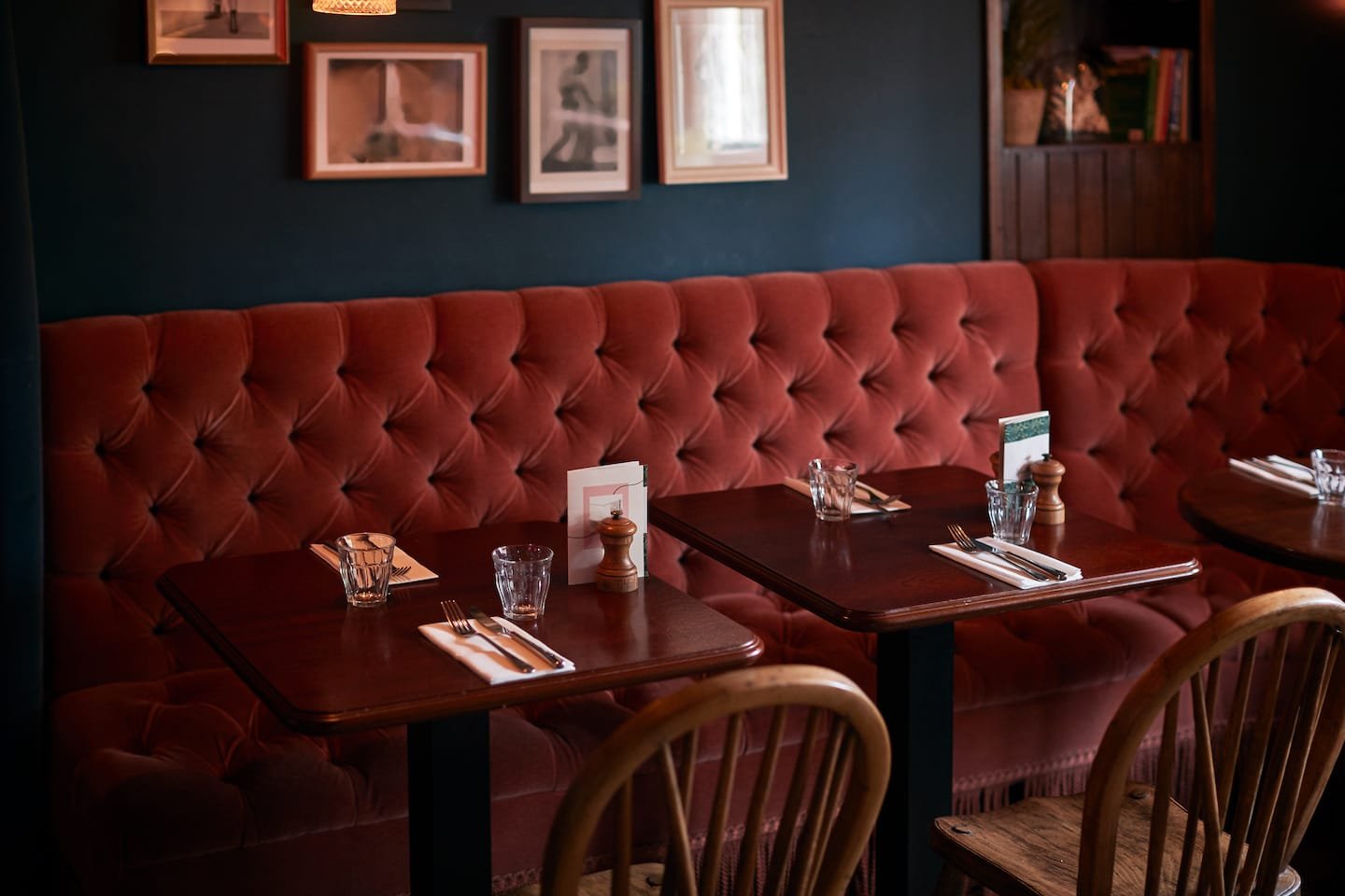 interior of traditional english pub with table set M6TBH9Q